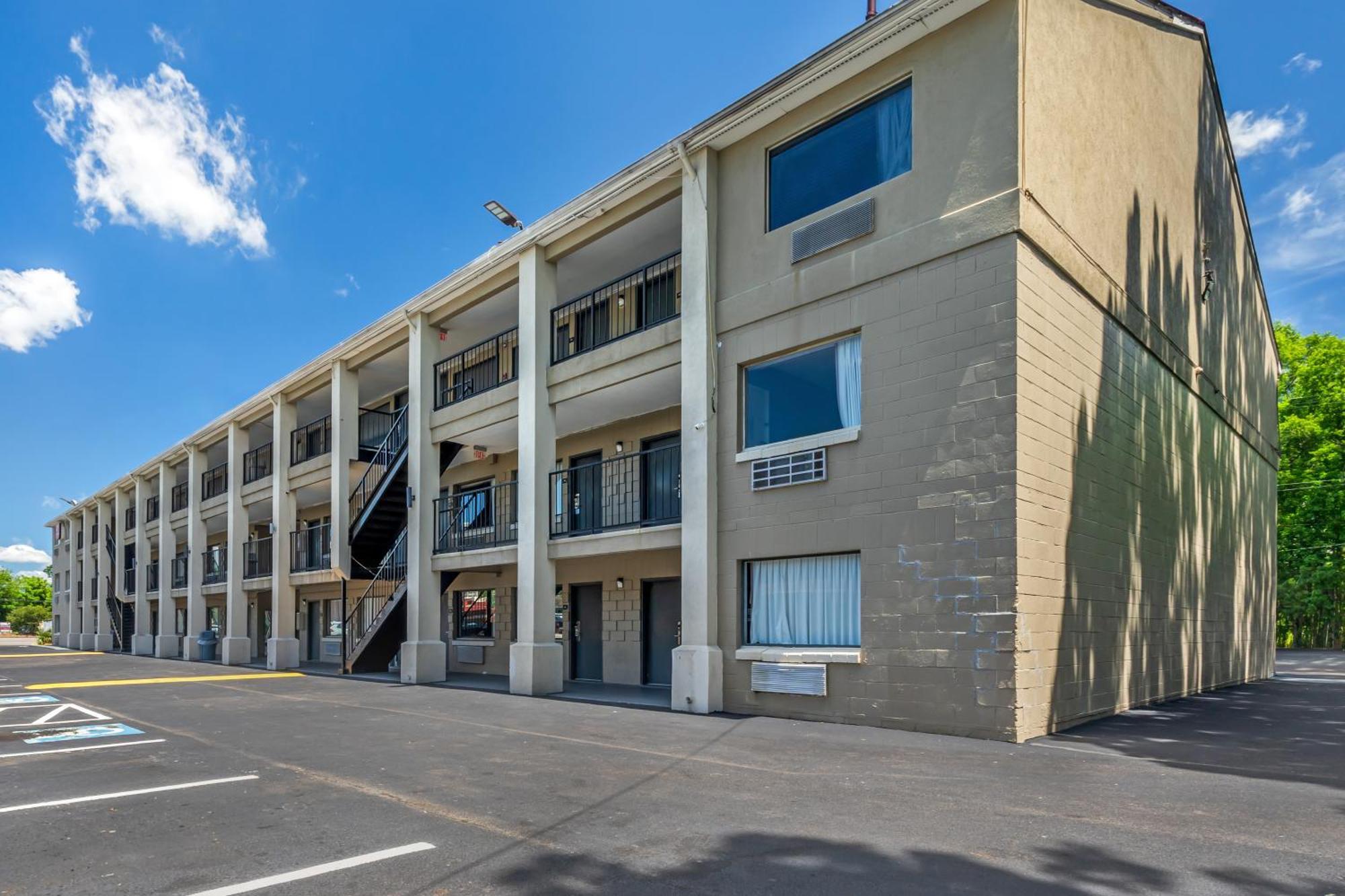 Hotel Econo & I-64 & Us 13 2*