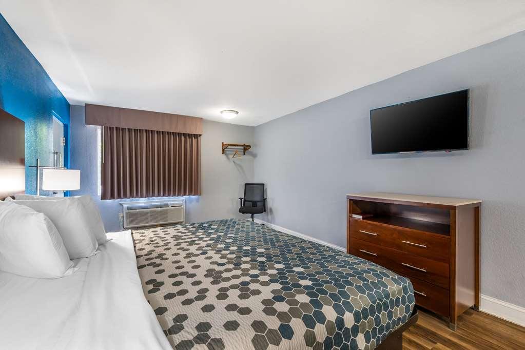 Econo & I-64 & Us 13 Hotel 2*