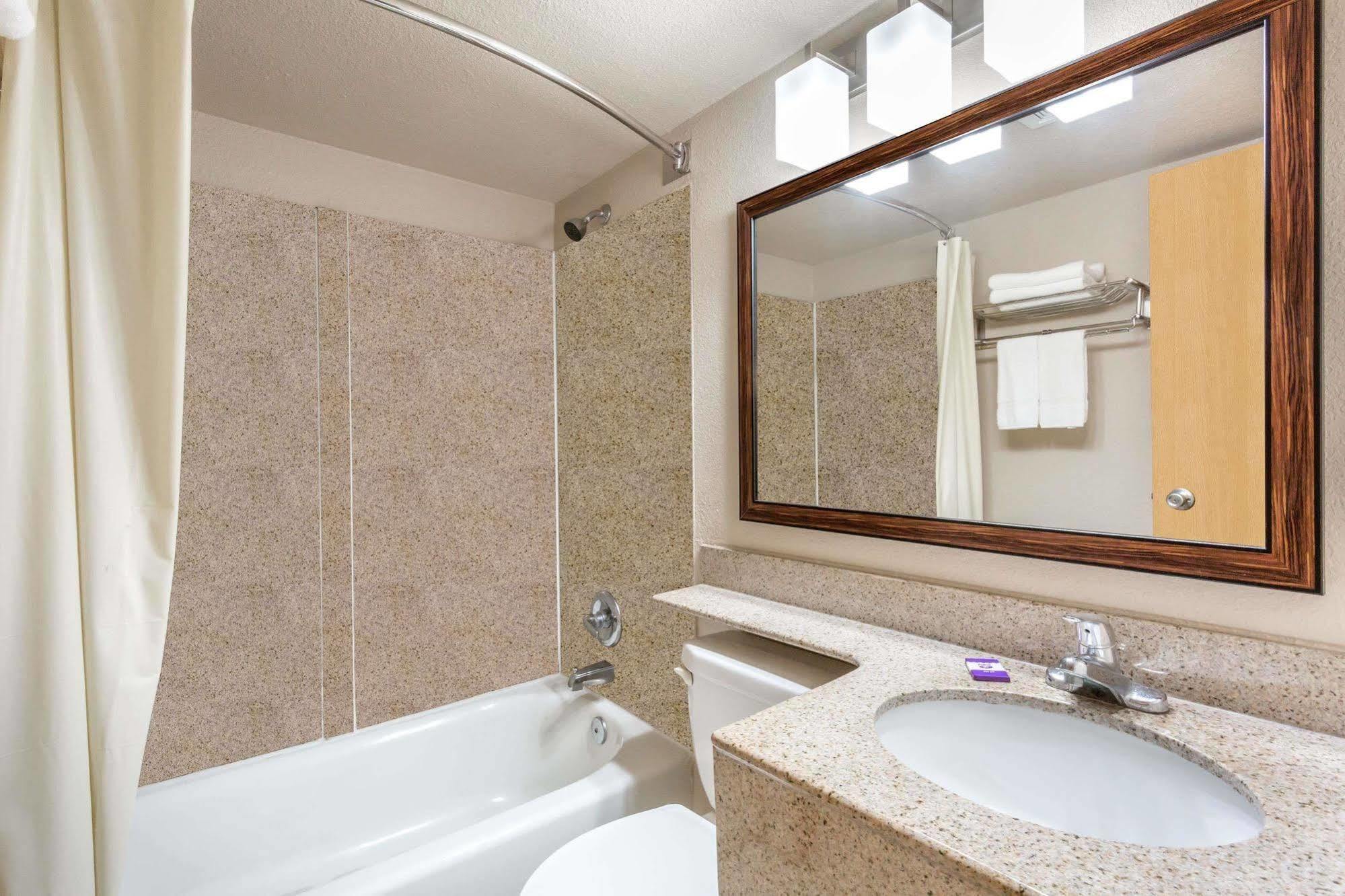 Hotel Breeze & Suites, Virginia Beach